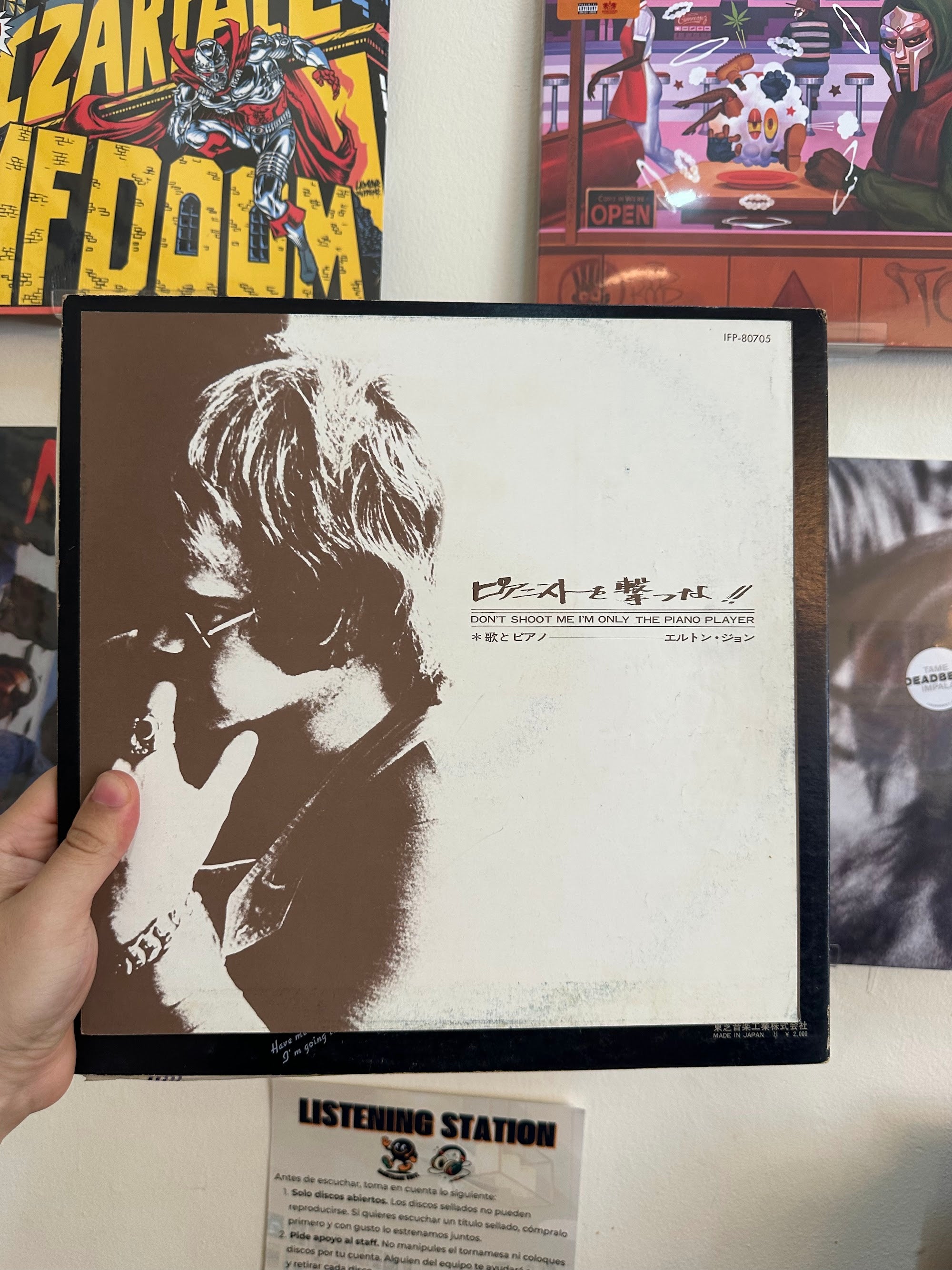 Elton John Don't Shoot Me inner