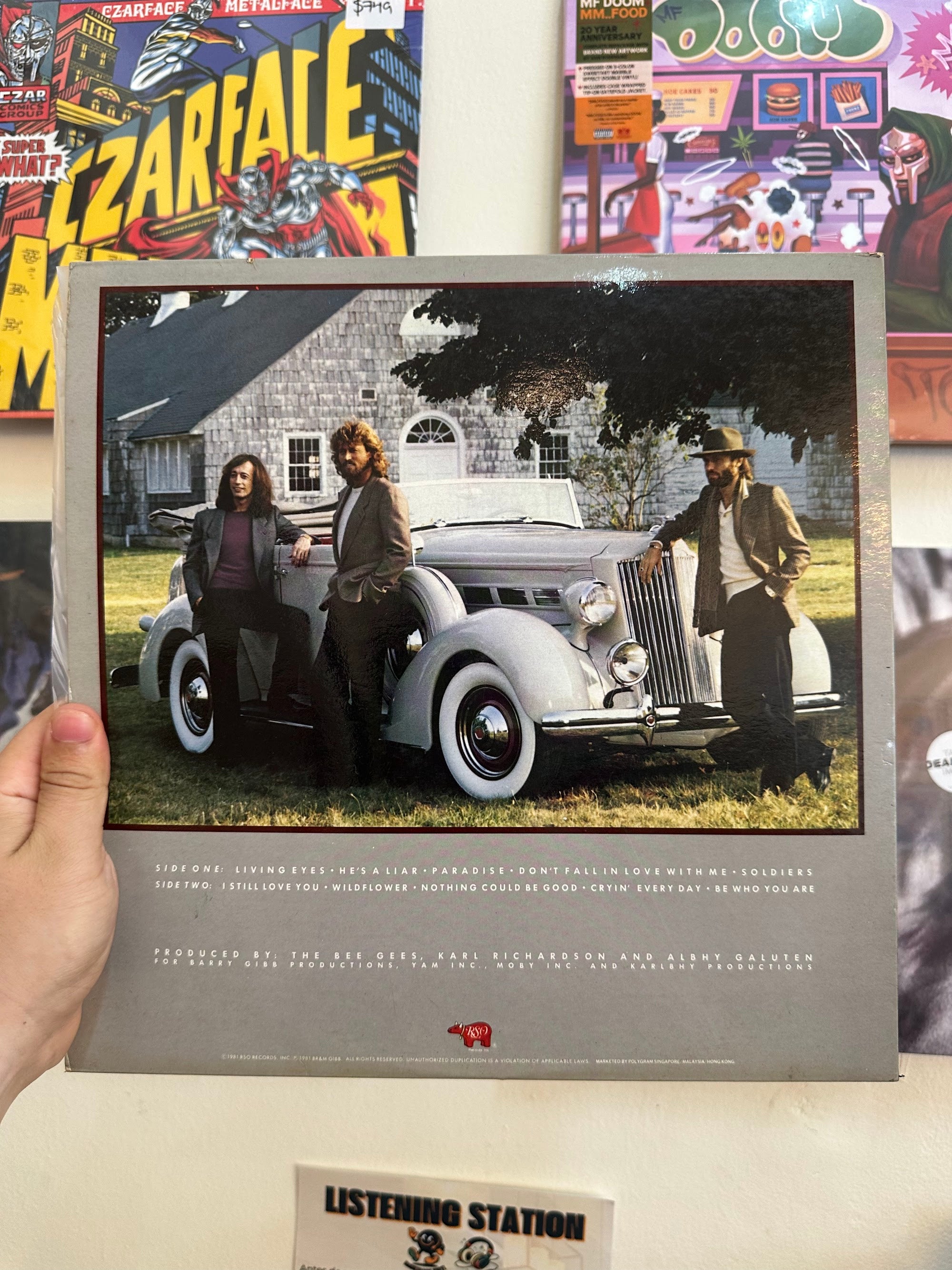 Bee Gees Living Eyes contraportada