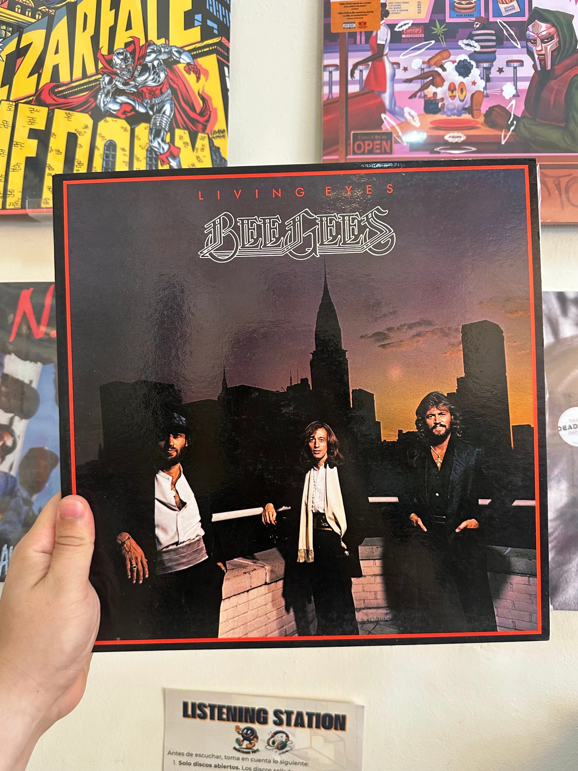 Bee Gees Living Eyes portada